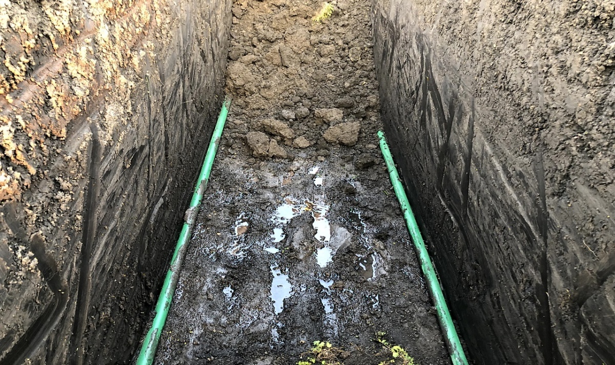 Výkop s potrubím – pohled shora